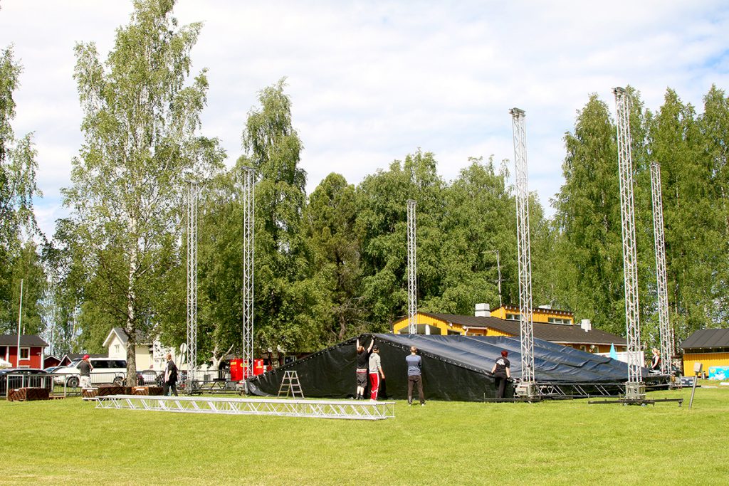 Koljonvirran alueella rakennettiin esiintymislavaa viikonlopun IskelmäKesä-tapahtumaa varten jo keskiviikkona.